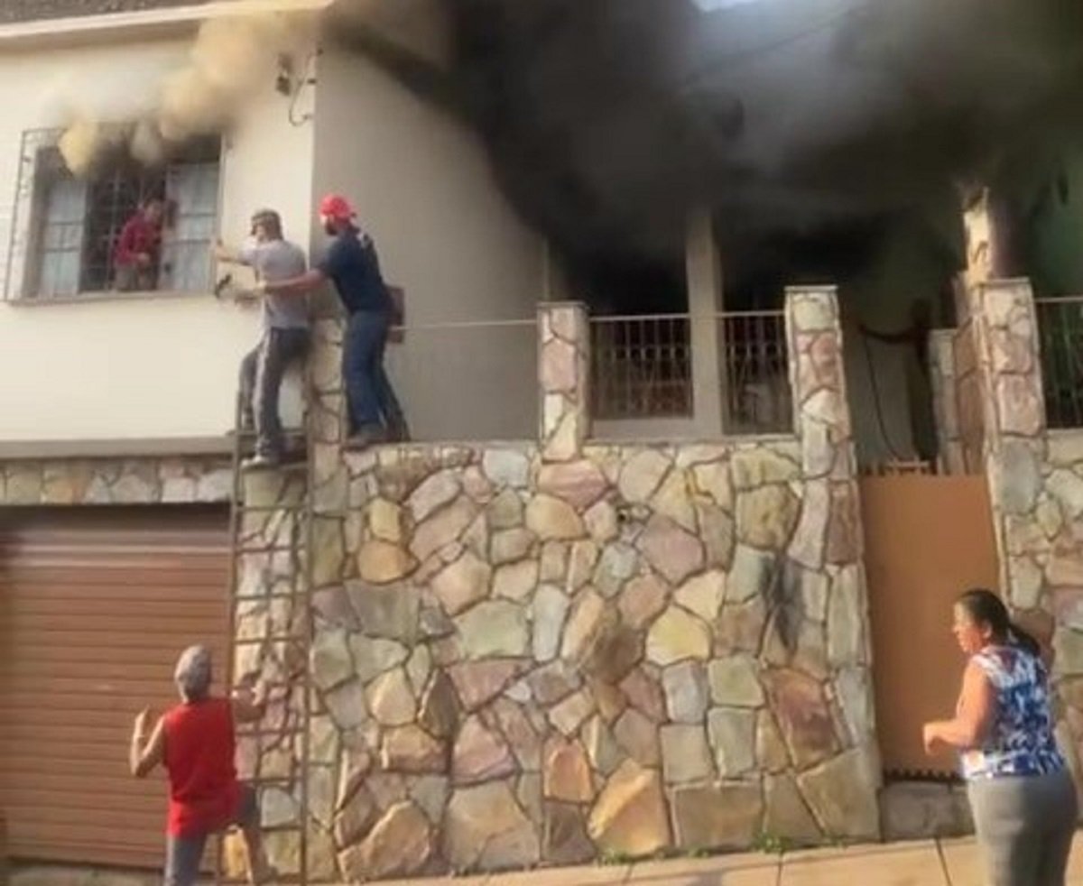 Criança é resgatada por vizinhos durante incêndio, em Itabirito