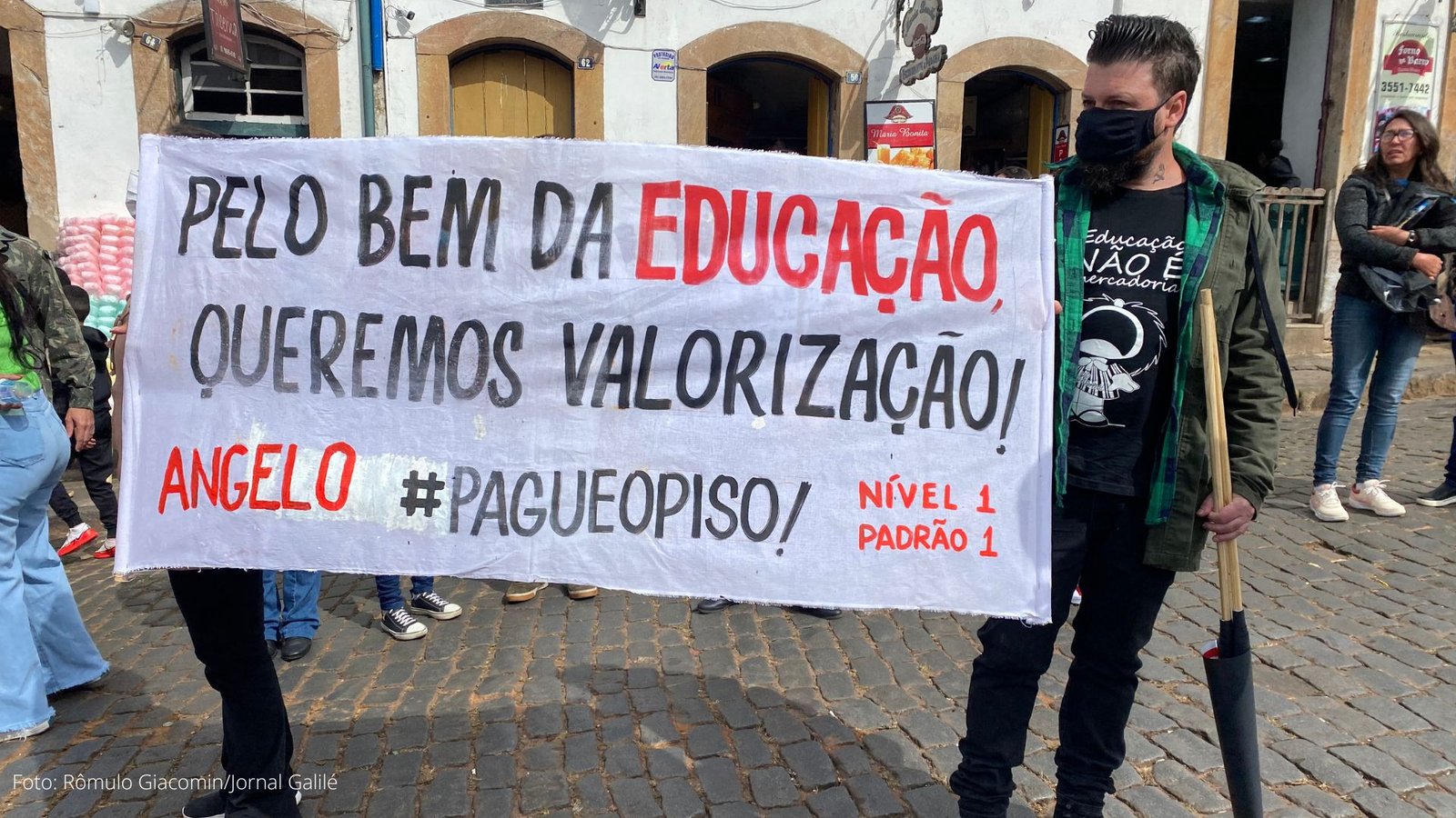 Servidores da educação pedem pagamento do piso salarial durante ato de 7 de Setembro, em Ouro Preto