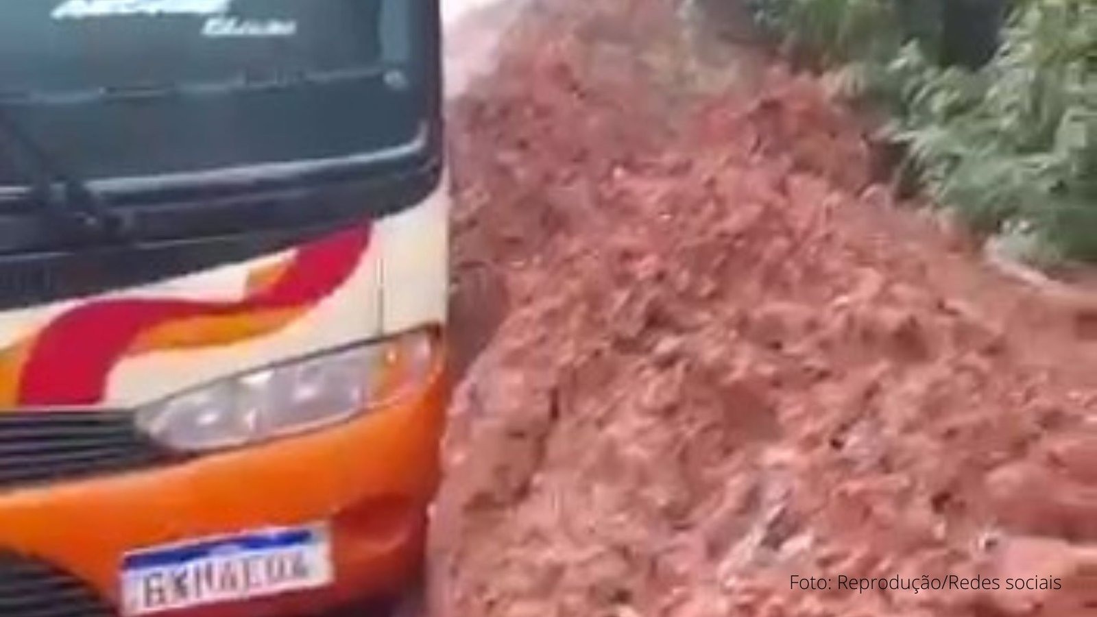 Ônibus atola e moradores de Santo Antônio do Salto não conseguem ir à sede de Ouro Preto