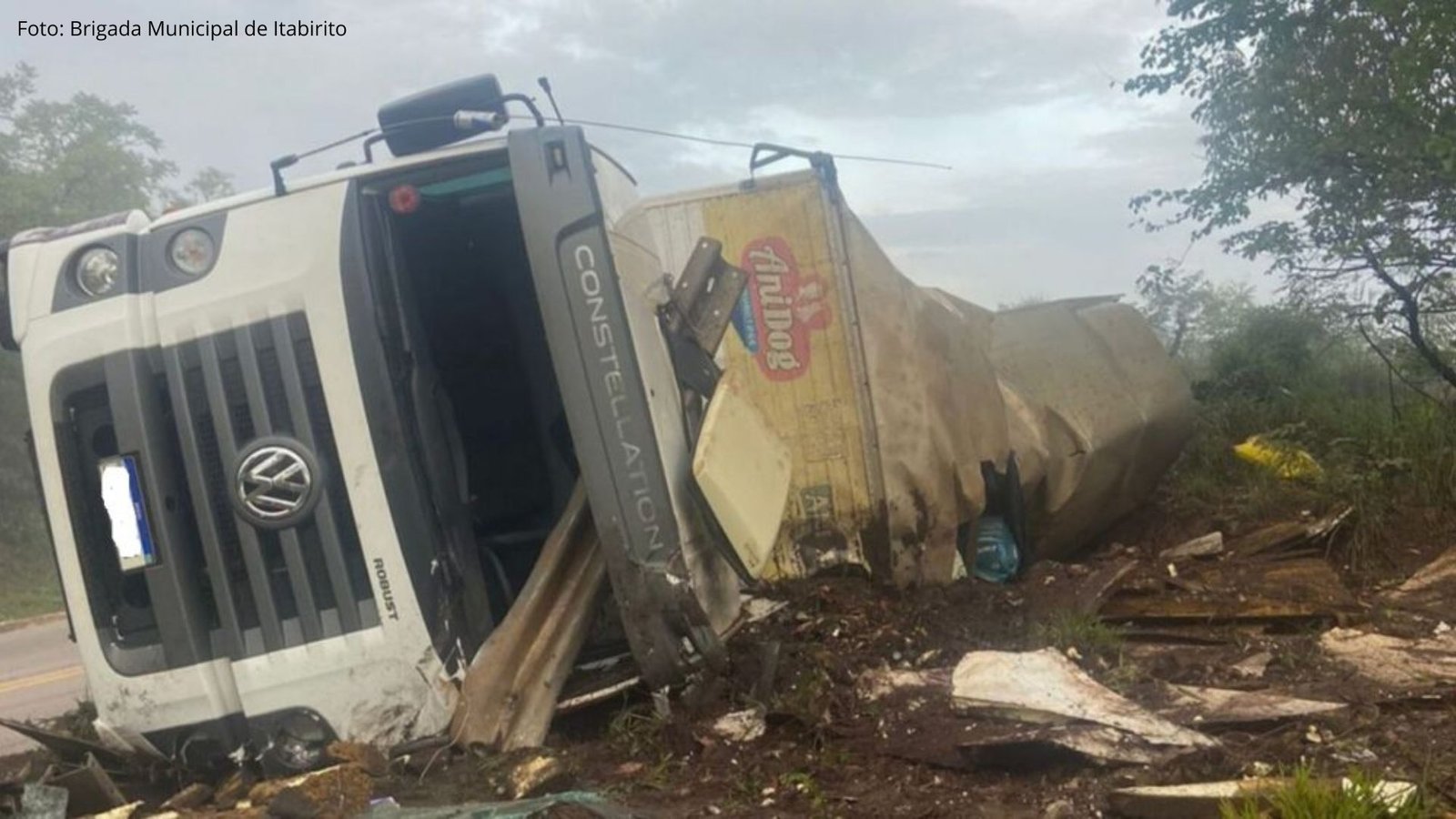 Caminhão tomba na BR-356, em Itabirito, e passageiro tem fratura exposta; veja fotos