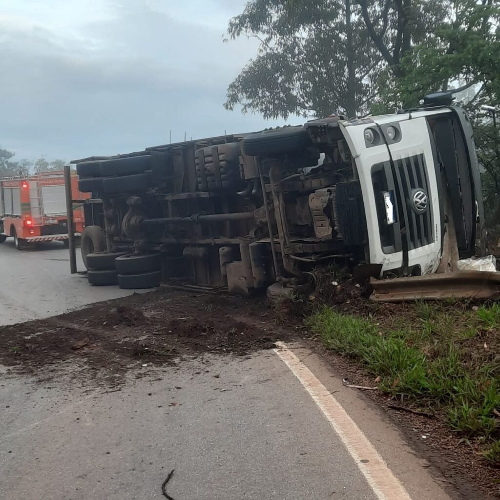 Caminhão tomba na BR-356, em Itabirito, e passageiro tem fratura exposta; veja fotos