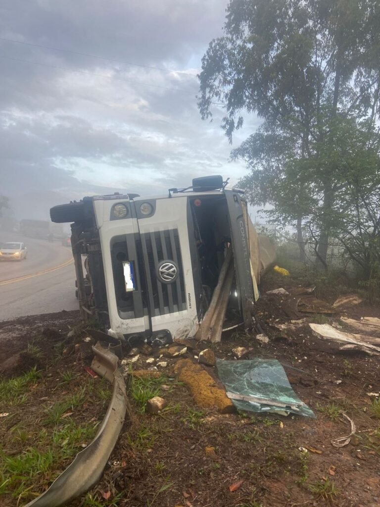 Caminhão tomba na BR-356, em Itabirito, e passageiro tem fratura exposta; veja fotos