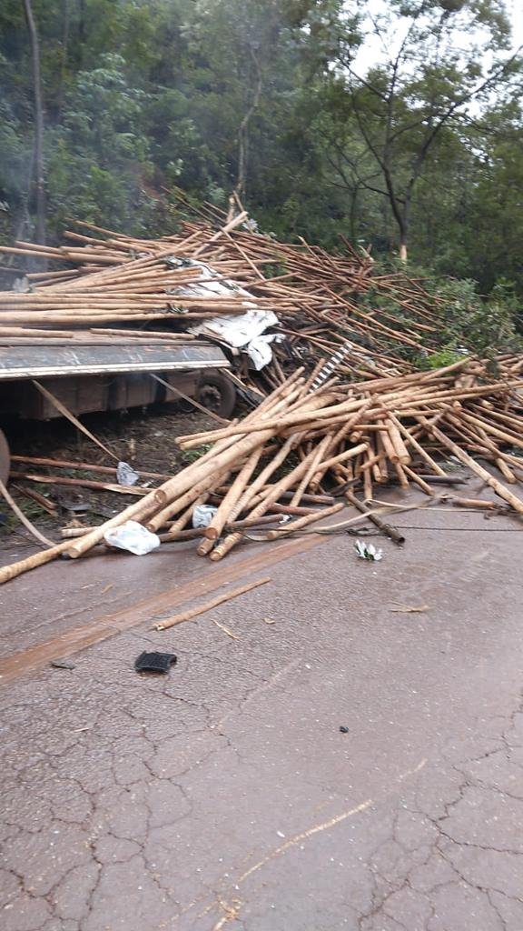 Acidente entre carretas e caminhonete deixa vítima fatal na BR-040, em Itabirito; veja vídeo