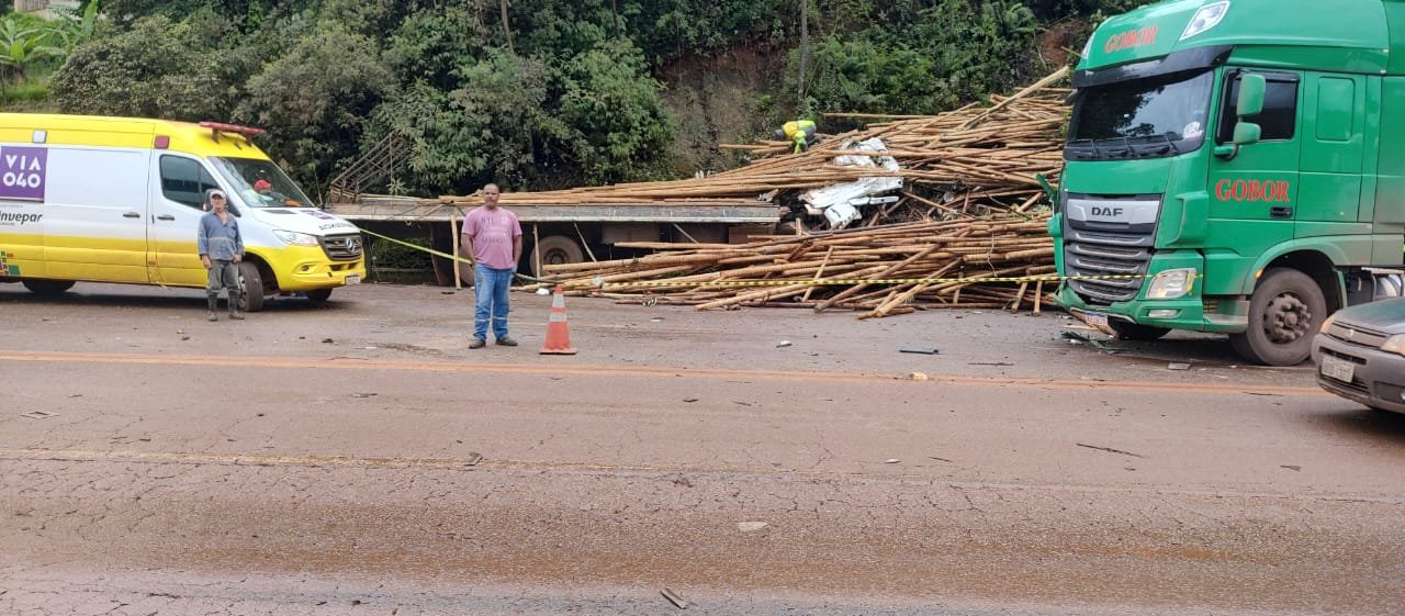 Acidente entre carretas e caminhonete deixa vítima fatal na BR-040, em Itabirito; veja vídeo