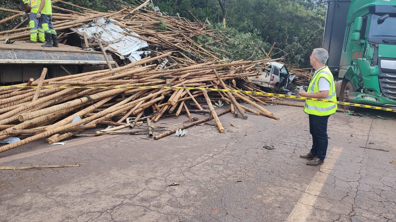 Acidente entre carretas e caminhonete deixa vítima fatal na BR-040, em Itabirito; veja vídeo