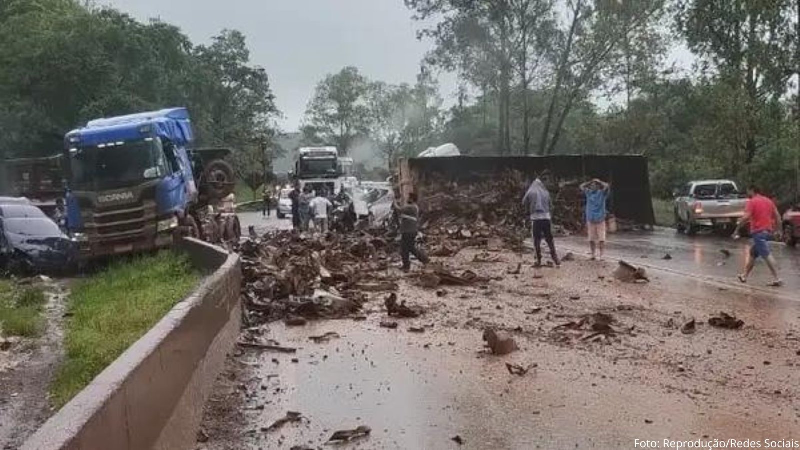 Grave acidente envolvendo caminhão e carreta bloqueia BR-040, em Itabirito; veja vídeo