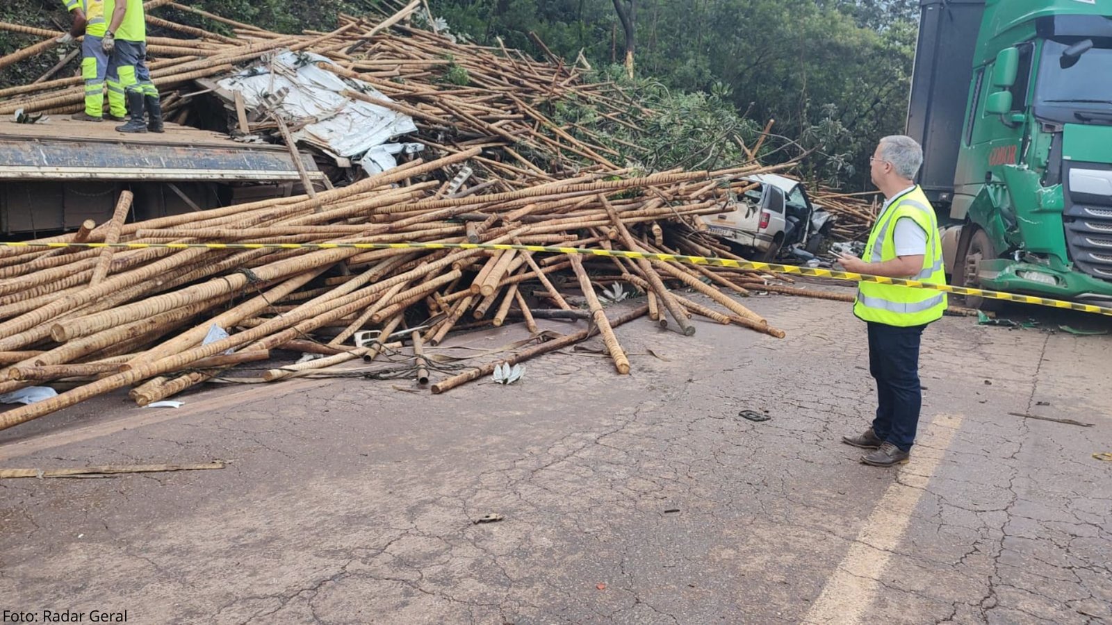 Acidente entre carretas e caminhonete deixa vítima fatal na BR-040, em Itabirito; veja vídeo