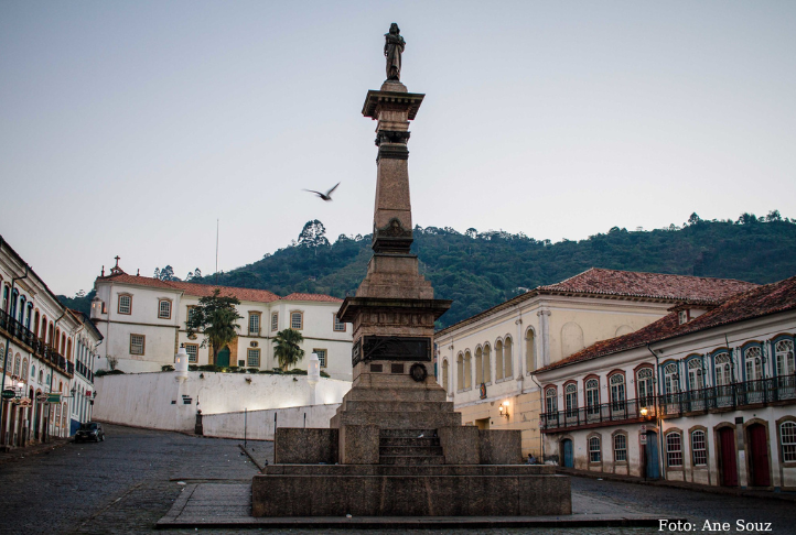 Decreto proíbe trânsito na Praça Tiradentes