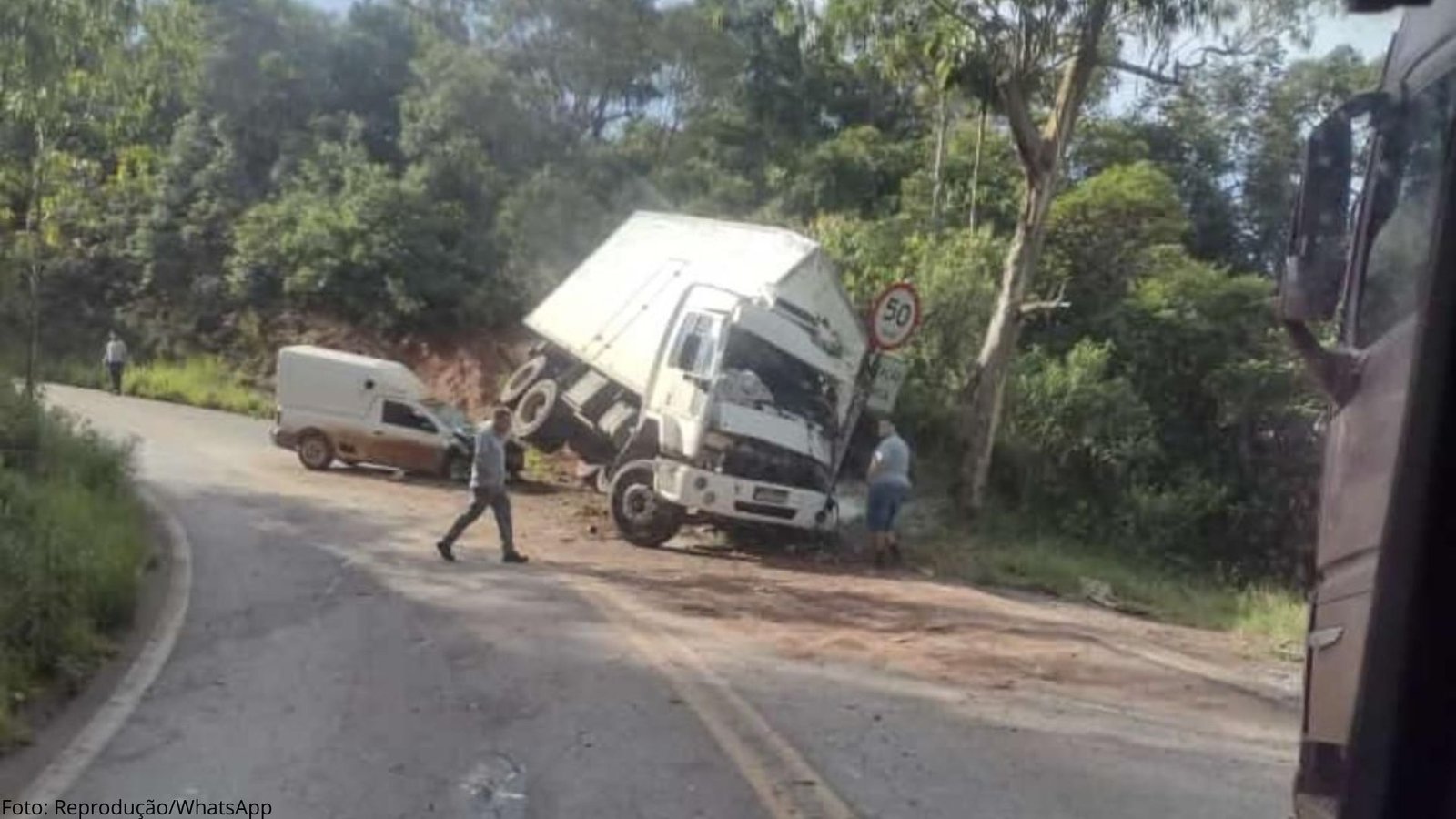 Caminhão e dois veículos se envolvem em acidente próximo ao trevo de Santa Rita, distrito de Ouro Preto