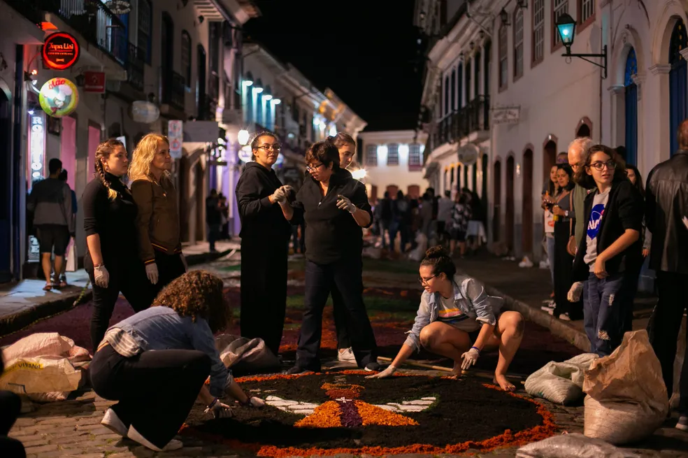 Confecção de tapetes devocionais - Foto Ane Souz