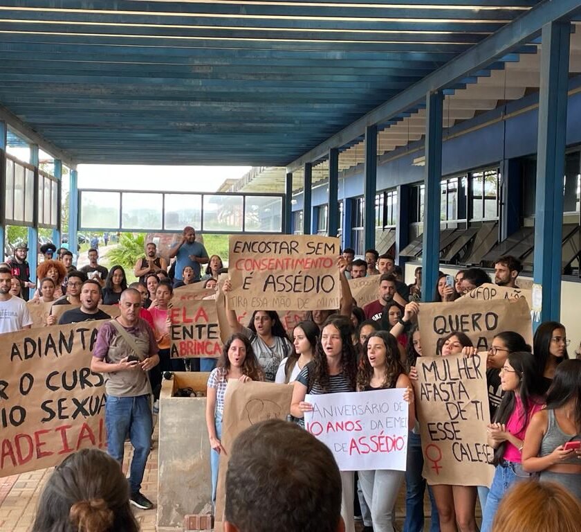 ALUNAS DA MEDICINA PROTESTARAM RECENTEMENTE CONTRA UM PROFESSOR DA UFOP POR ASSÉDIO