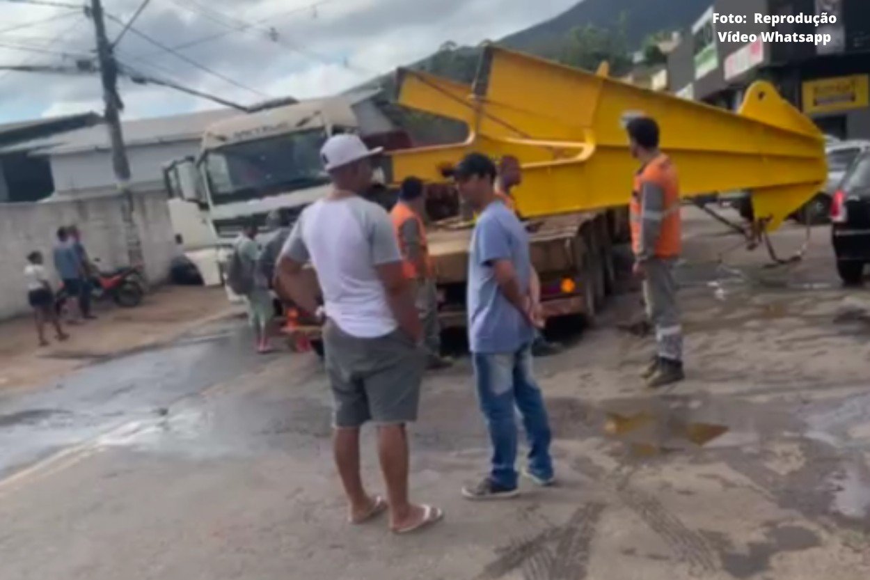 Acidente envolvendo carretas interdita rodovia em Mariana