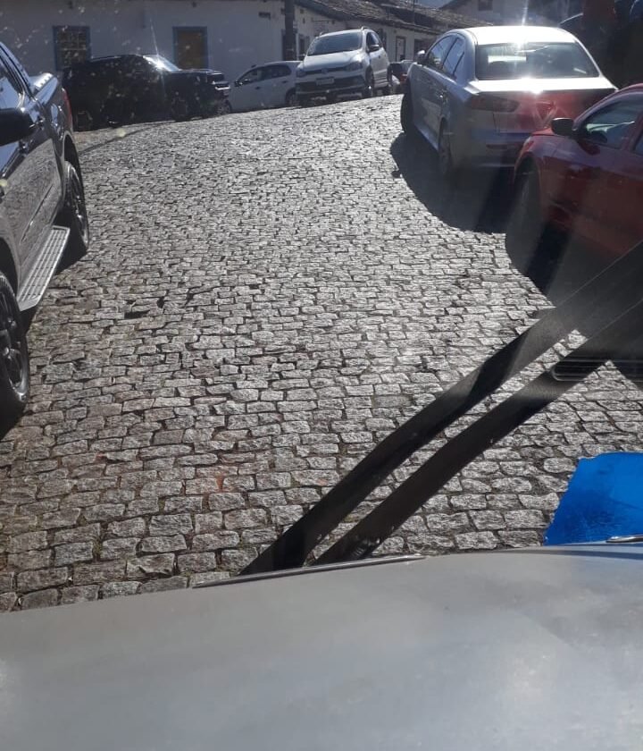 Carros impedem trânsito de ônibus nesta quinta