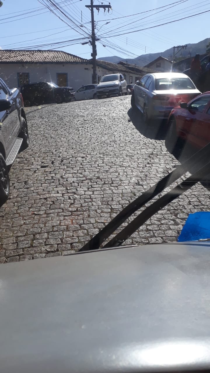 Carros impedem trânsito de ônibus nesta quinta