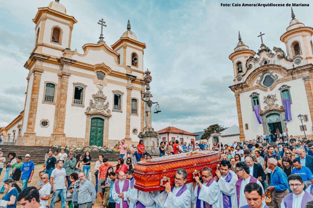 Centenas de fiéis se despedem de Dom Geraldo em Mariana