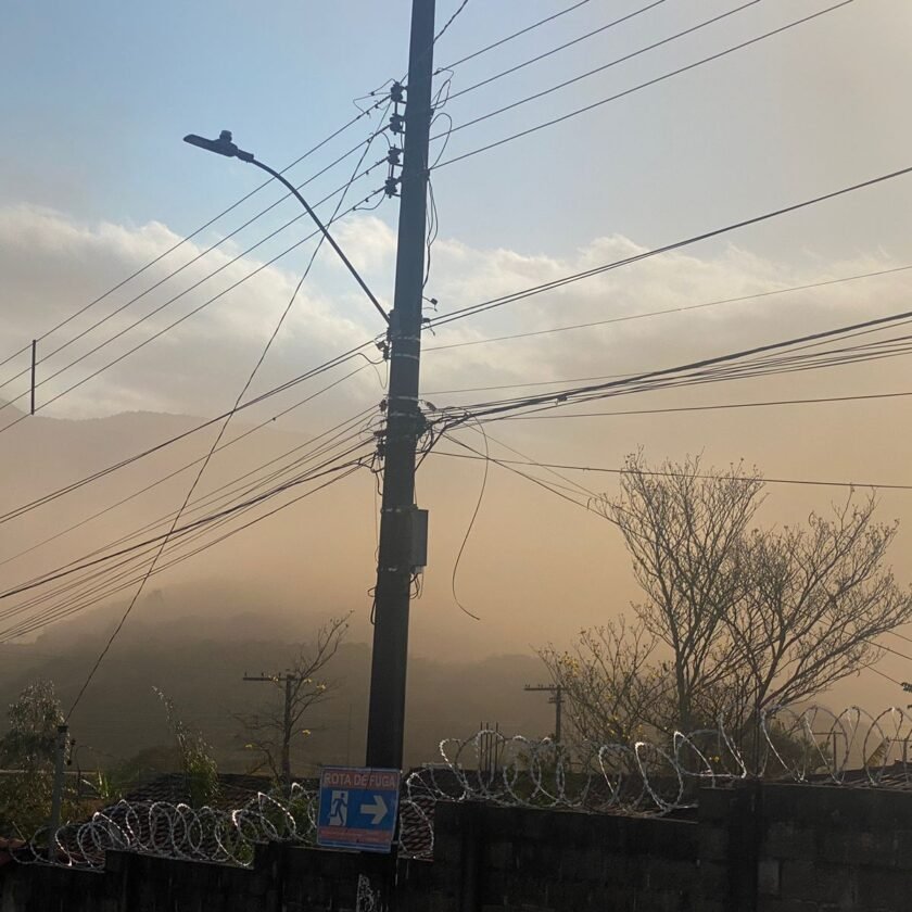 Moradores de Antônio Pereira reclamam de nuvem de poeira vinda da Barragem de Doutor