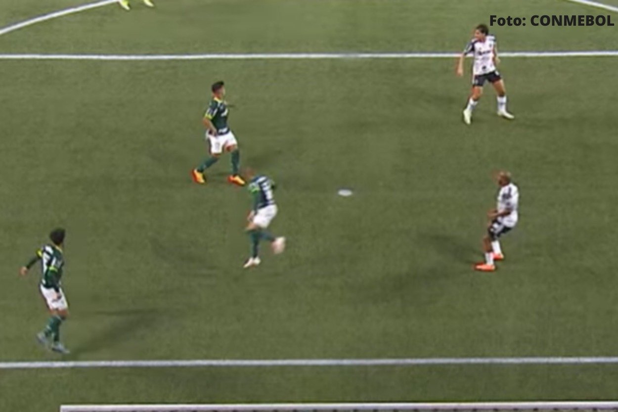  CONMEBOL divulga revisão do VAR sobre pênalti em Atlético x Palmeiras; veja