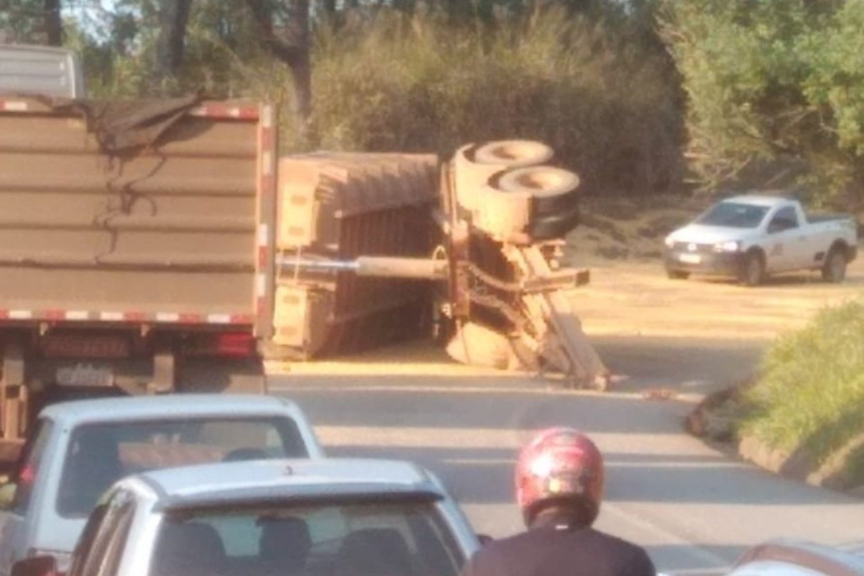 Carreta tomba na rodovia entre Ouro Preto e Ouro Branco