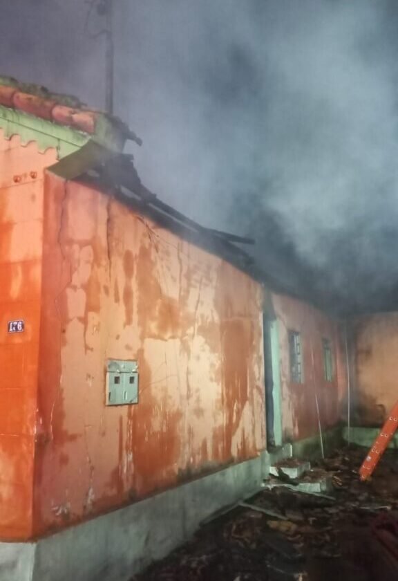 Incêndio destrói casa em Itabirito
