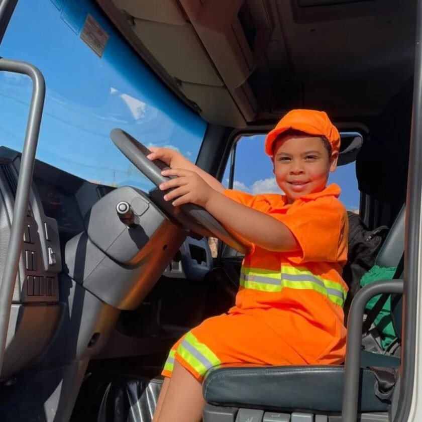 Que fofura: garoto de 5 anos faz festa de aniversário com tema "Gari" em Ouro Preto