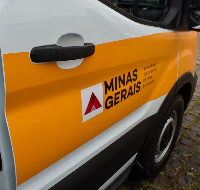 Prefeitura de Mariana recebe van escolar através de emenda parlamentar federal