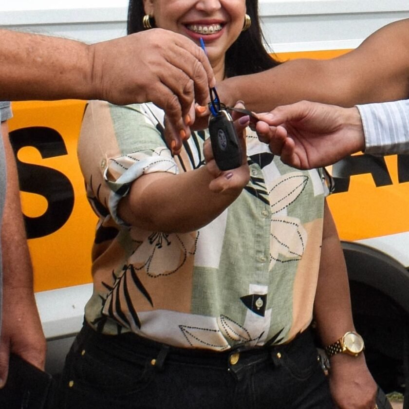 Prefeitura de Mariana recebe van escolar através de emenda parlamentar federal