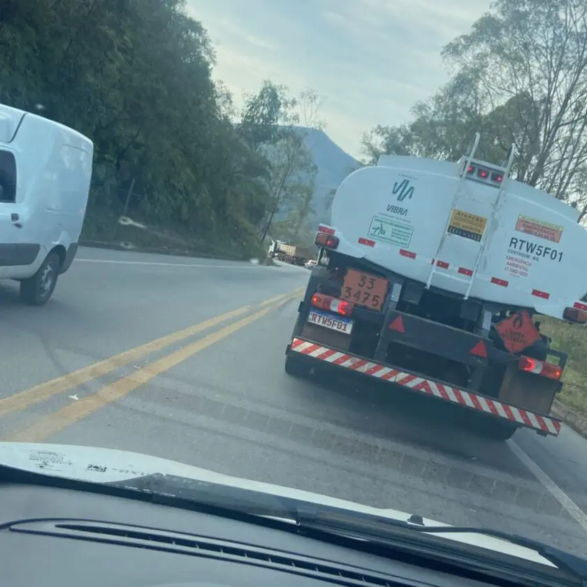 Carreta tomba na rodovia entre Ouro Preto e Ouro Branco