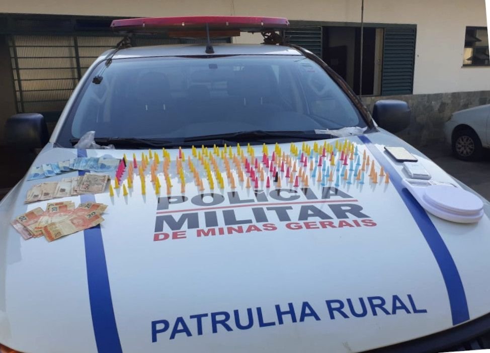 Homem foge mas deixa para trás sacola com mais de 200 pinos de cocaína e dinheiro em Itabirito