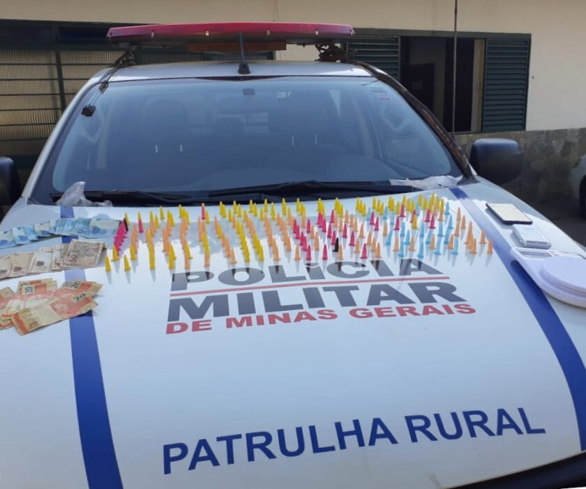 Homem foge mas deixa para trás sacola com mais de 200 pinos de cocaína e dinheiro em Itabirito