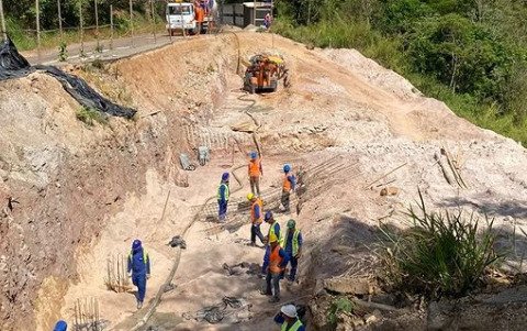 Prefeito de Ouro Preto vistoria obras de drenagem no distrito de Rodrigo Silva