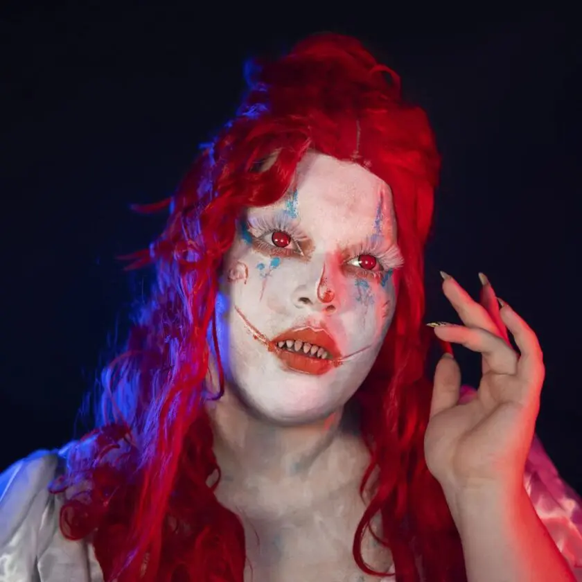 Halloween: Ouro-pretana faz sucesso na internet com maquiagem de terror