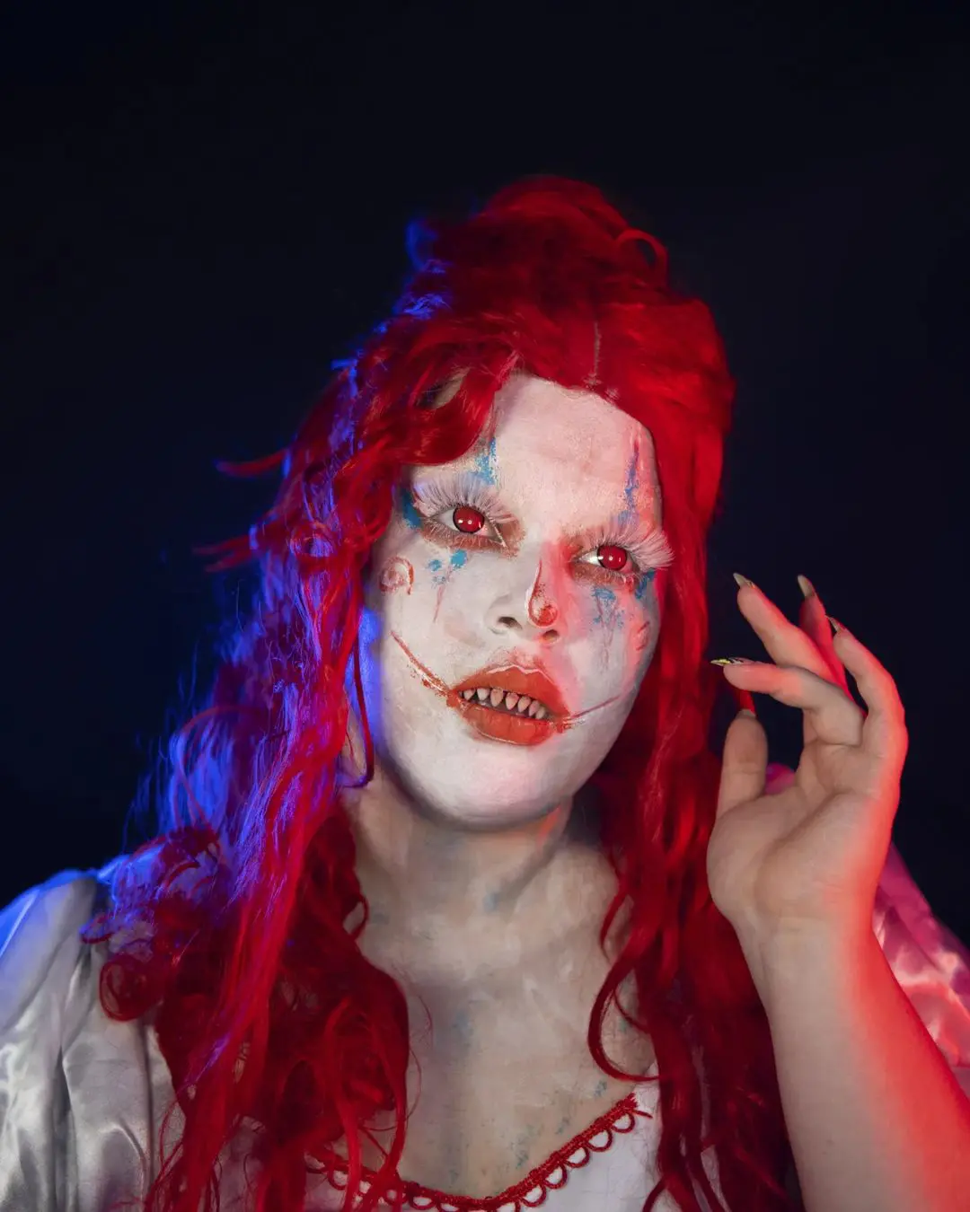 Halloween: Ouro-pretana faz sucesso na internet com maquiagem de terror