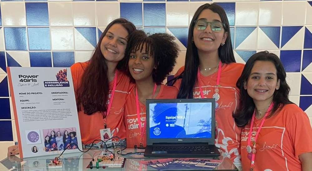 Alunas do IFMG vencem programa Power4Girls com protótipo de pulseira vibratória destinada a mães com deficiência auditiva