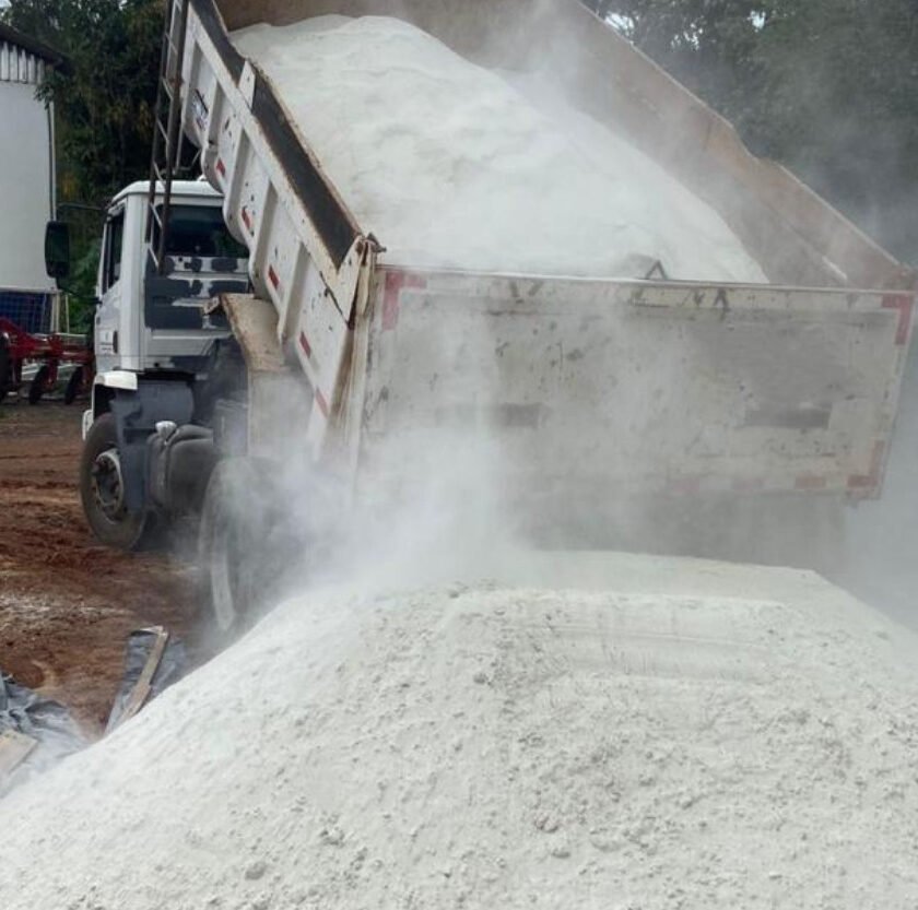 Prefeitura de Itabirito realiza distribuição de calcário a agricultores familiares