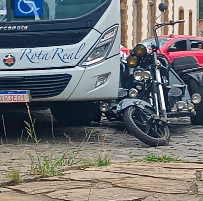 Colisão entre ônibus e moto compromete tráfego na Praça da Estação em Ouro Preto