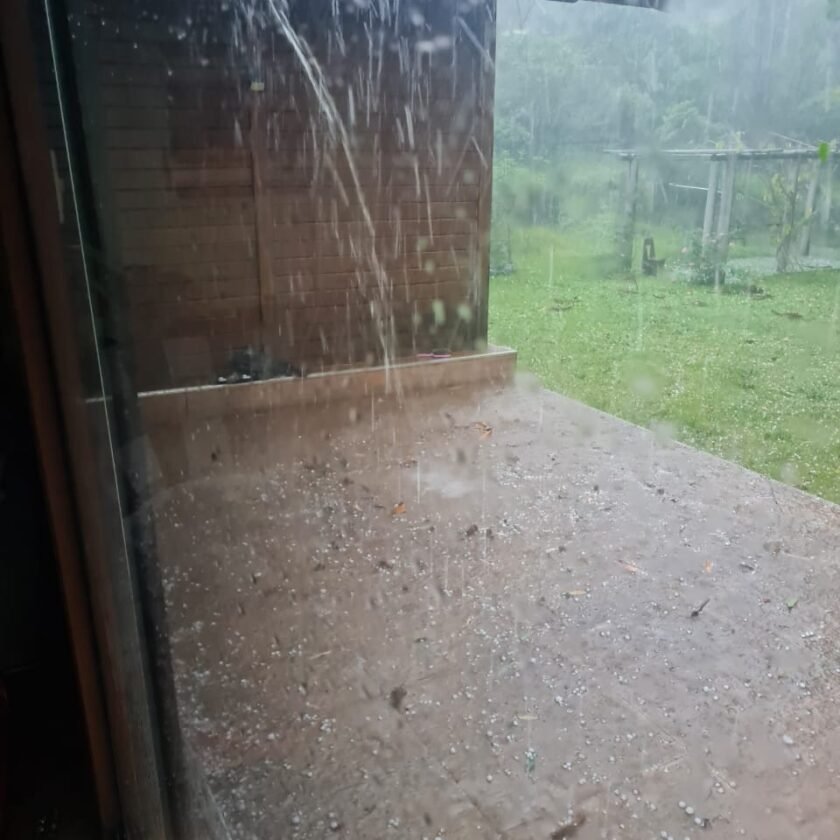 Da onda de calor à chuva de gelo; tempestade com granizo assola Lavras Novas; veja vídeo