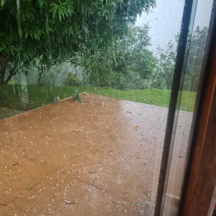 Da onda de calor à chuva de gelo; tempestade com granizo assola Lavras Novas; veja vídeo