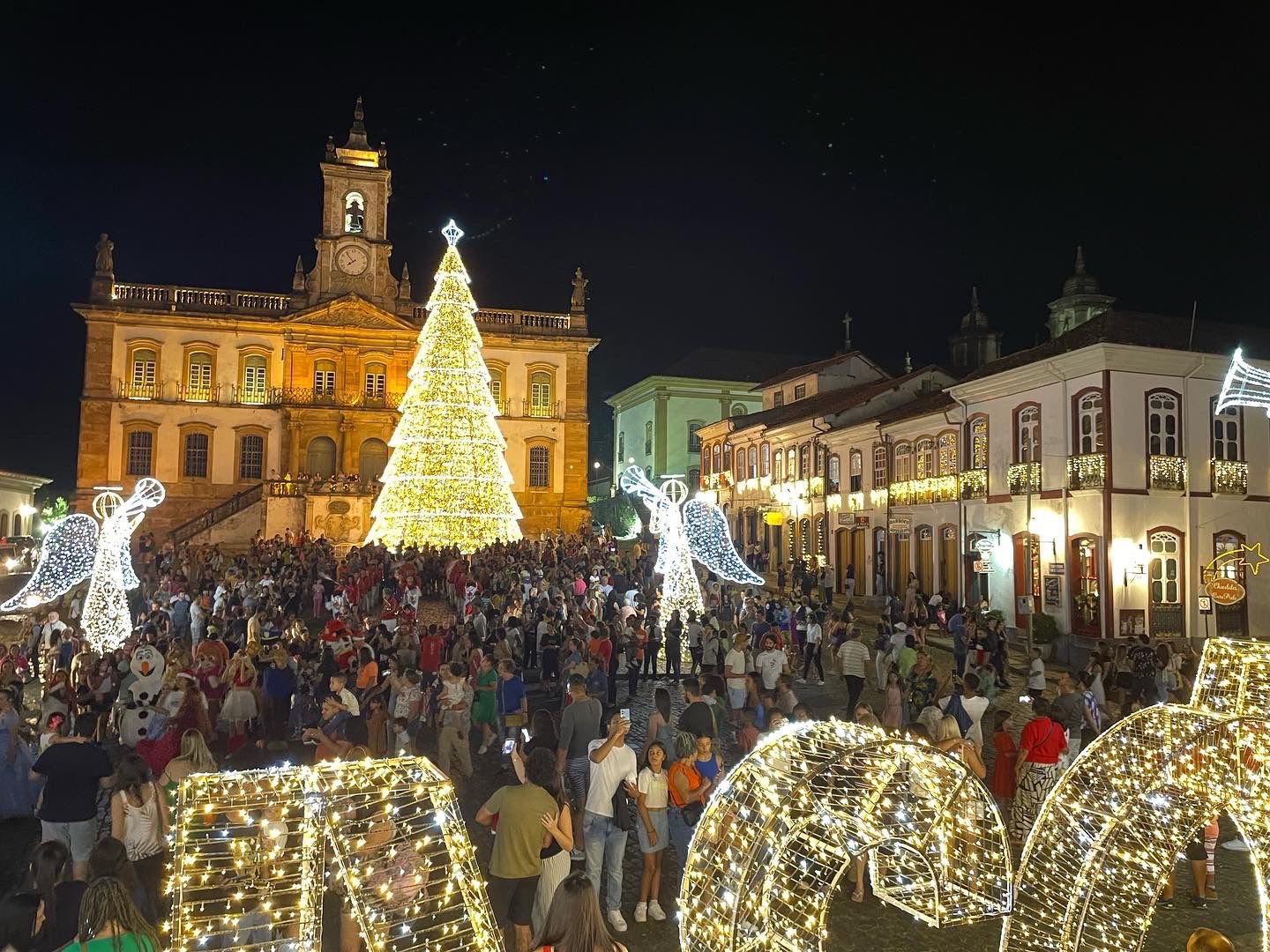 Centenas de pessoas acompanham cortejo do Natal de Ouro Preto