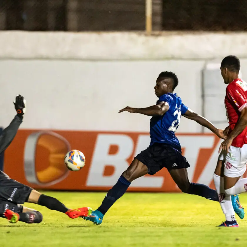 Fora de casa: Cruzeiro e Atlético vivem diferentes realidades em estreias