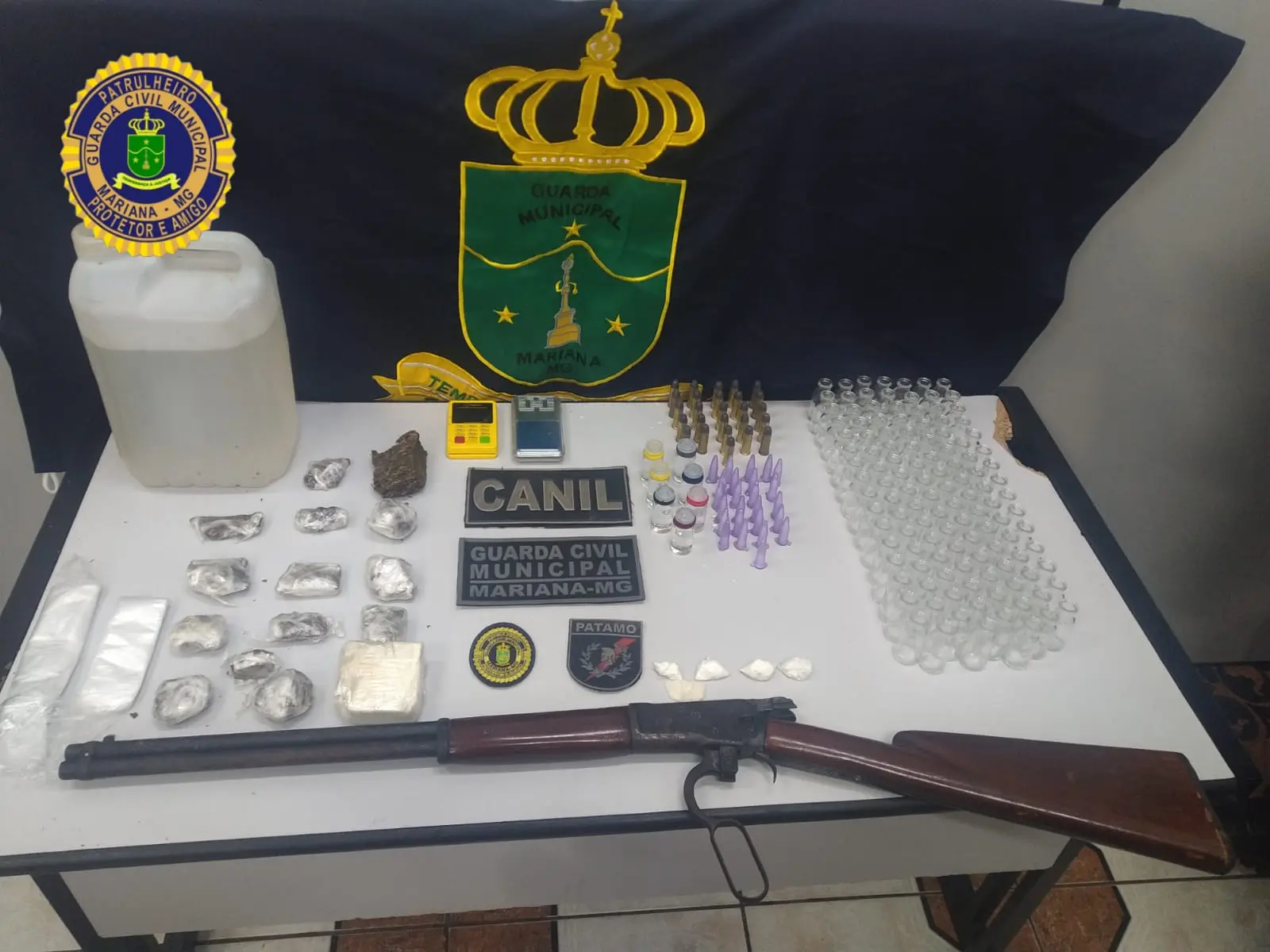 Guarda de Mariana apreende espingarda e drogas escondidas em construção