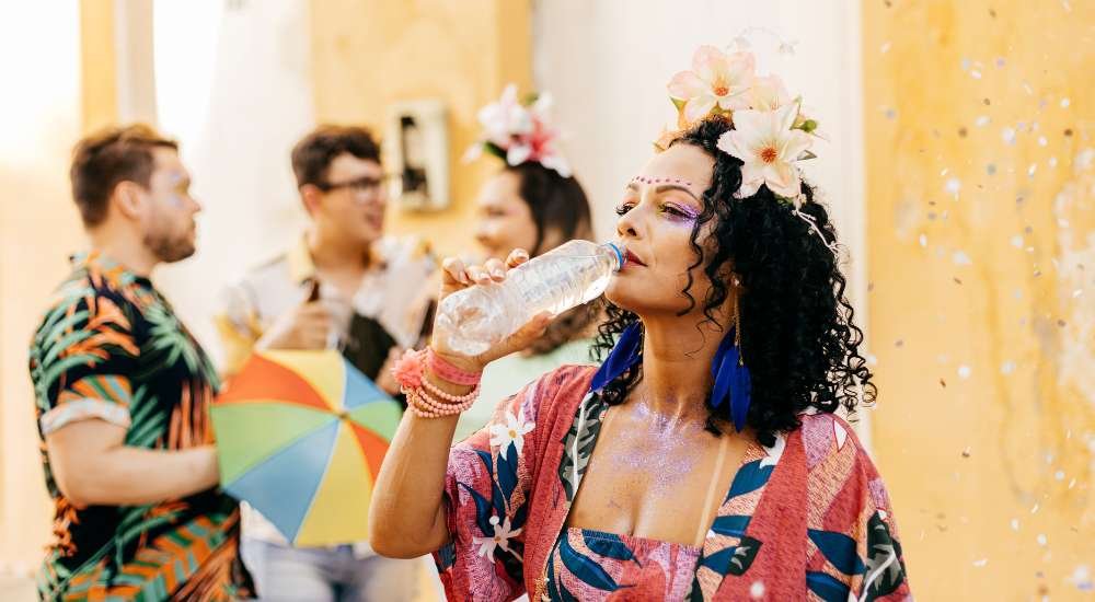 Consumo de água e cuidados com a alimentação podem salvar a vida de quem vai maratonar blocos de carnaval na rua