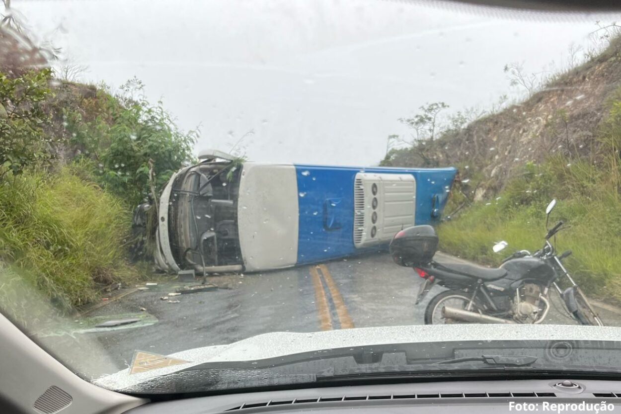 Ônibus tombado na estrada entre Ouro Preto e Ouro Branco