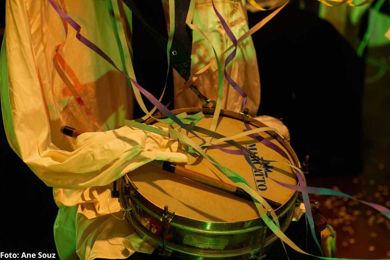 Pandeiro e decoração carnavalesca