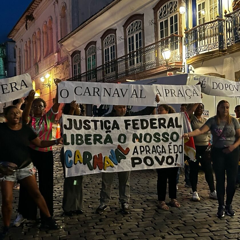 'Justiça federal, libera o Carnaval!': manifestantes pedem a liberação para eventos na Praça Tiradentes