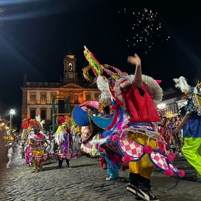 Dos morros e ladeiras para a Praça, o Carnaval de Ouro Preto mostra seu esplendor