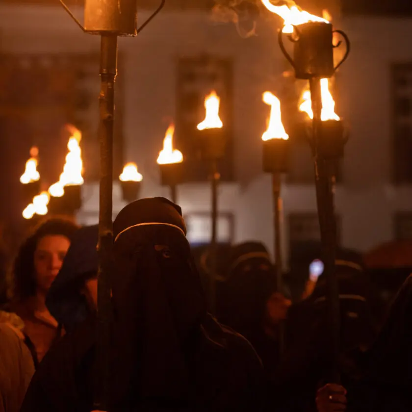 Noite de devoção e tradição: Procissão do Fogaréu ilumina as ruas de Ouro Preto