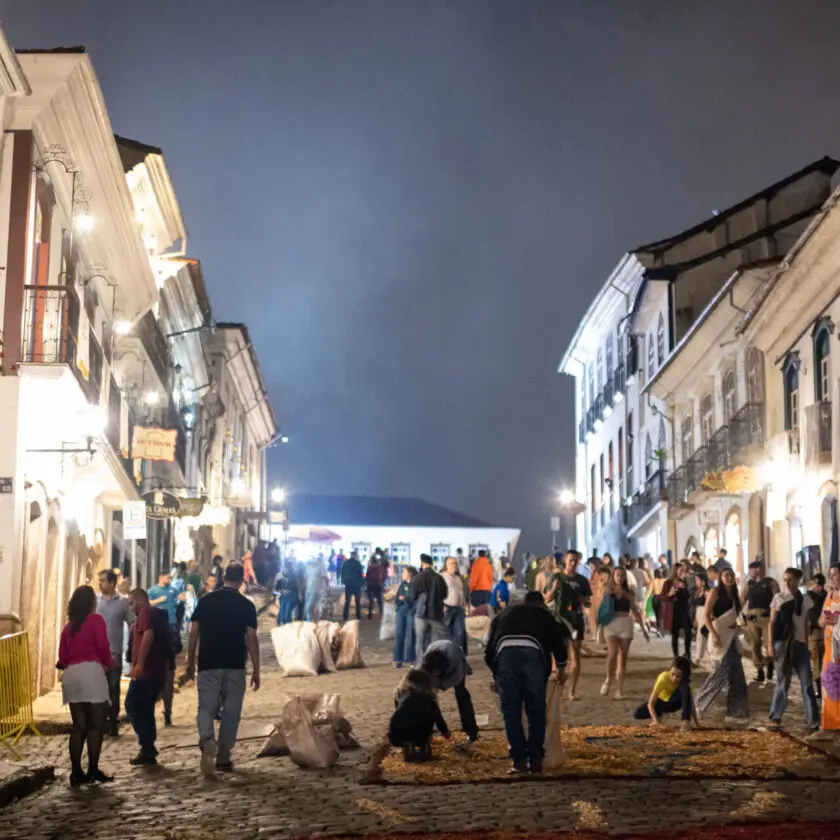 Arte, devoção e expressão: Confecção de Tapetes encanta em Ouro Preto