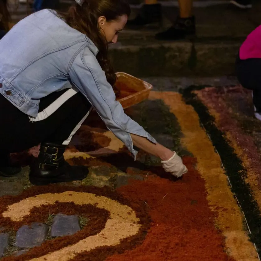 Sábado de Aleluia em Ouro Preto: dia de confecção dos Tapetes de Serragem