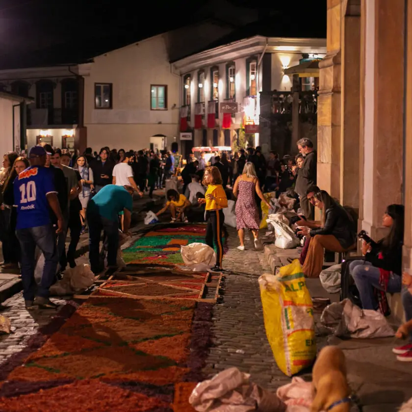 Sábado de Aleluia em Ouro Preto: dia de confecção dos Tapetes de Serragem