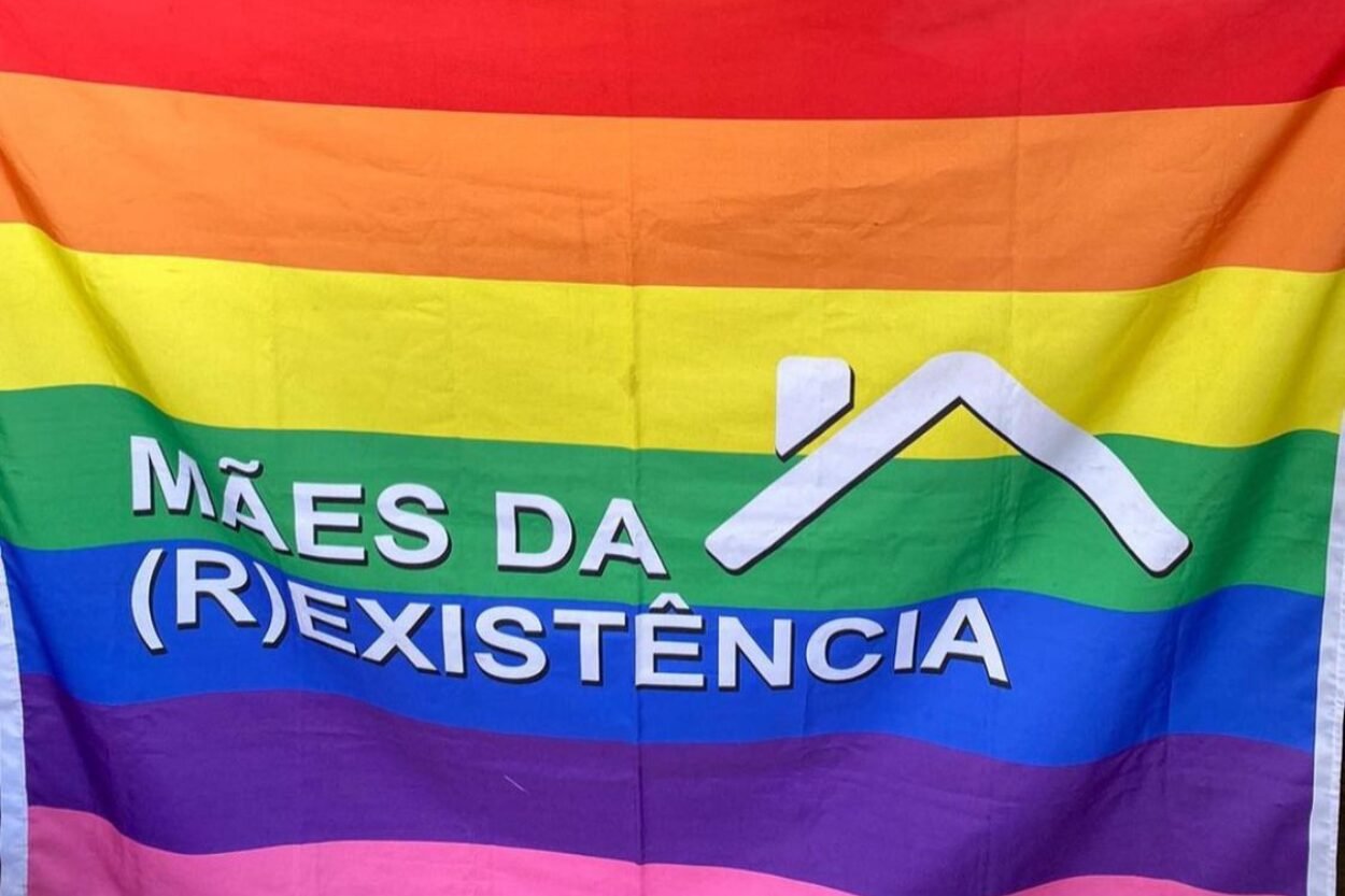 Bandeira do Coletivo Mães da (R)existência